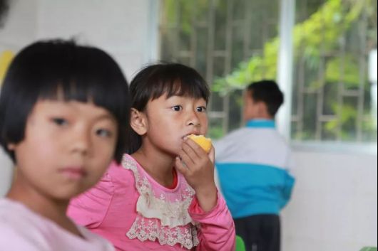 “情系山区 送书助学”华帝带孩子们课外欢乐学习