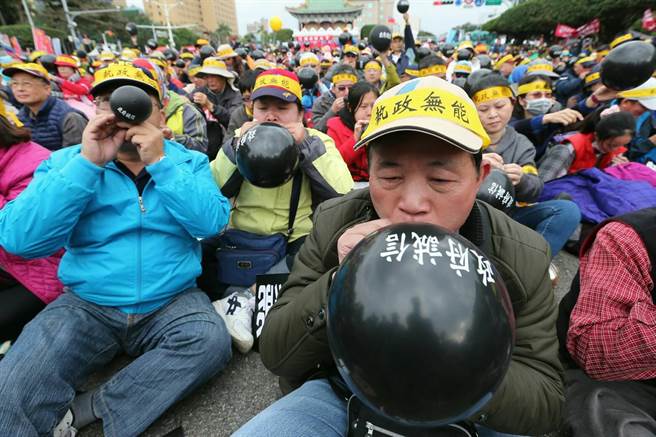 數(shù)萬抗議年金改革群眾轟臺當局無能 要蔡英文下臺