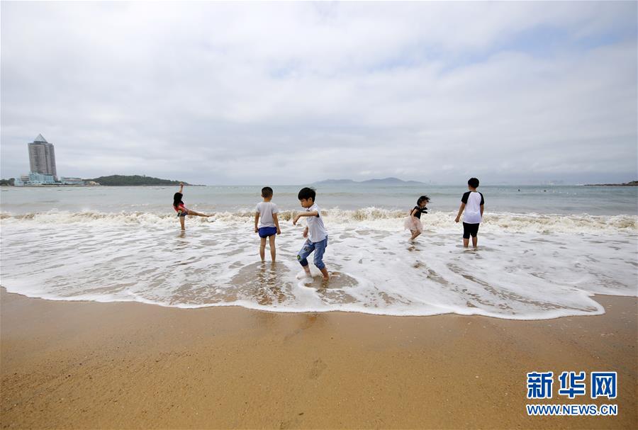 青岛：海水浴场享清凉