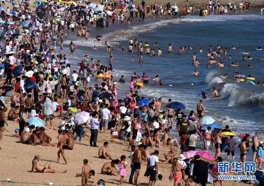 青岛：海水浴场享清凉