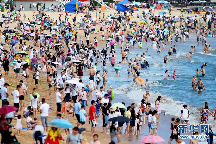 青岛：海水浴场享清凉