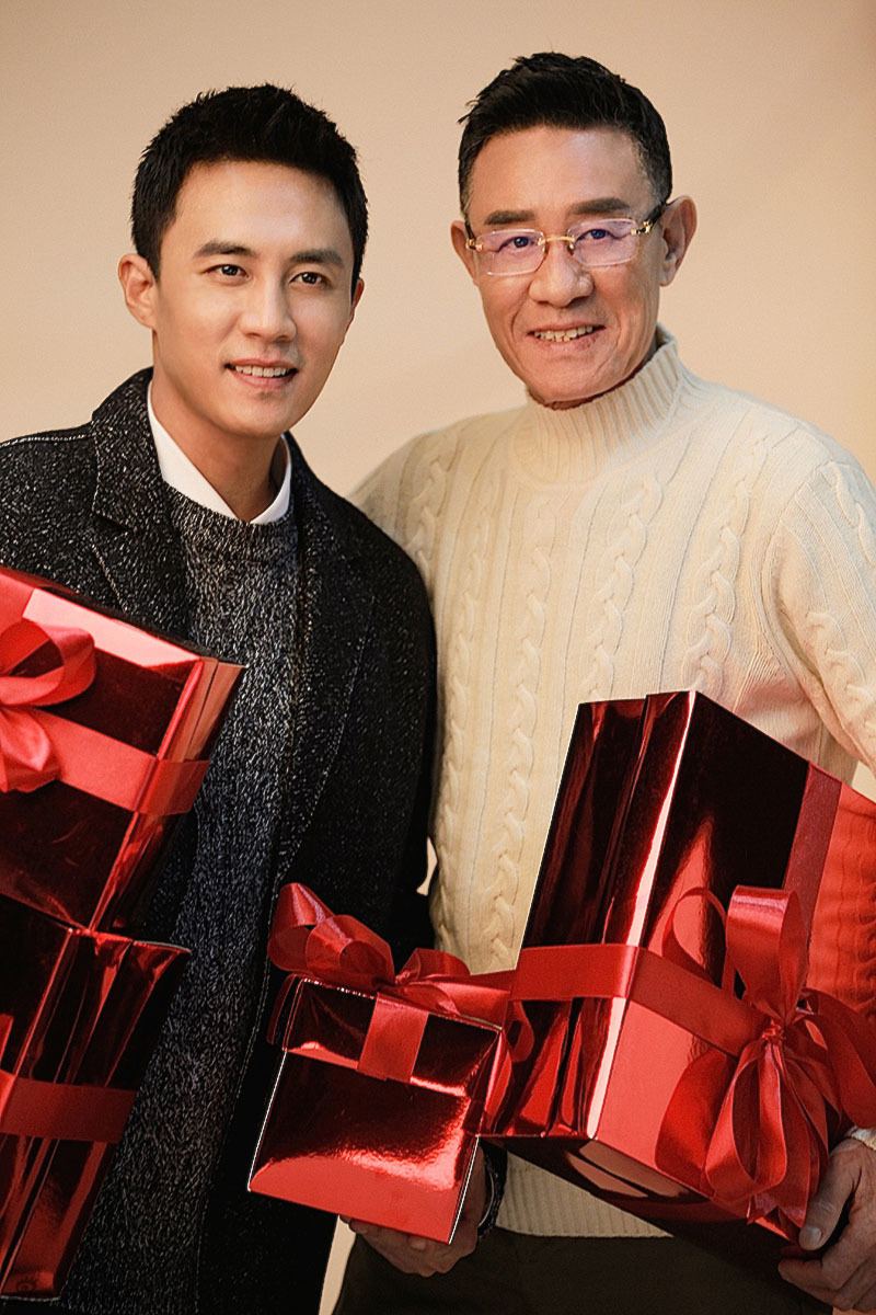 新浪娱乐讯 近日,娱乐圈著名父子档杜淳与爸爸杜志国曝光一组贺岁照片