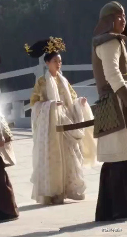 《凤囚凰》曝关晓彤路透照 巨大发饰瞩目_娱乐_腾讯网