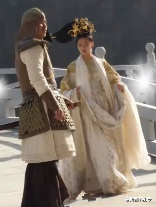 《凤囚凰》曝关晓彤路透照 巨大发饰瞩目_娱乐_腾讯网