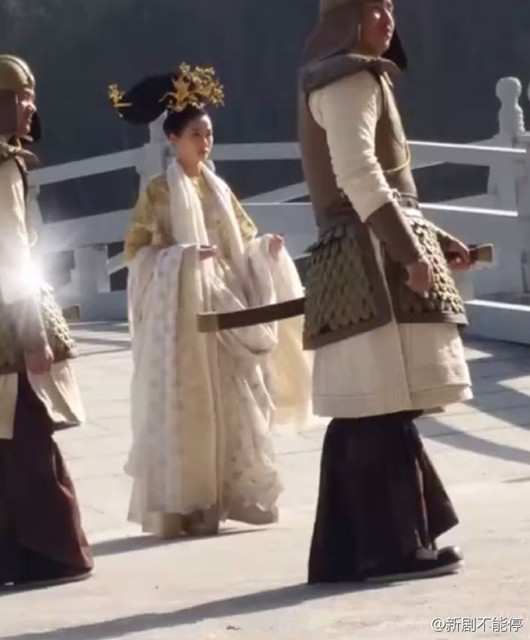 《凤囚凰》曝关晓彤路透照 巨大发饰瞩目_娱乐_腾讯网