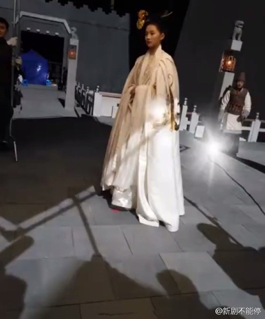 《凤囚凰》曝关晓彤路透照 巨大发饰瞩目_娱乐_腾讯网