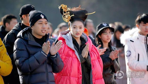《凤囚凰》曝关晓彤路透照 巨大发饰瞩目_娱乐_腾讯网
