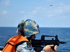 海军第25批护航编队组织反海盗实弹射击演练