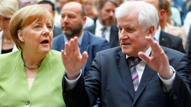 不满默克尔“温柔”难民政策 德国内政部长提辞职