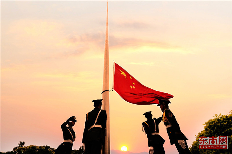 有一支国旗护卫队,队员全来自学生,承担着学校升降国旗仪式