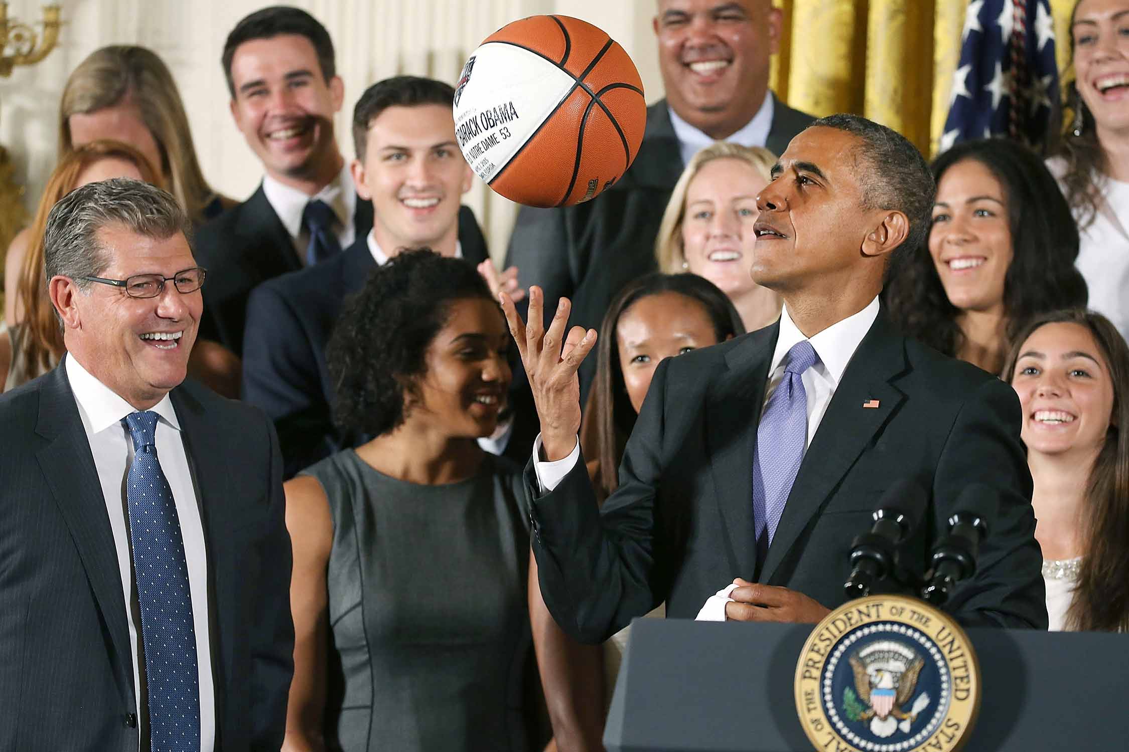 篮球总统奥巴马:被肘伤缝12针 与乔丹"互喷"