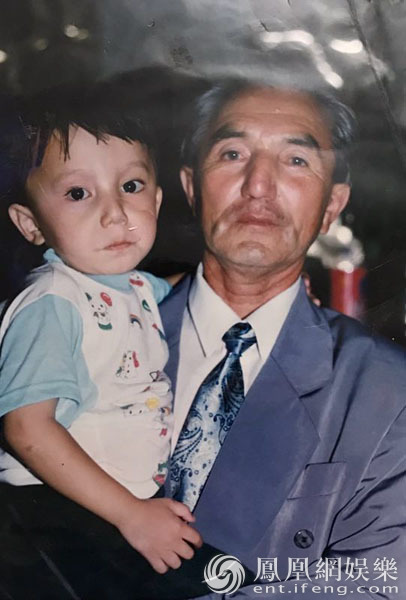 《歌手》迪玛希童年萌照曝光  网友：全家都是高颜值