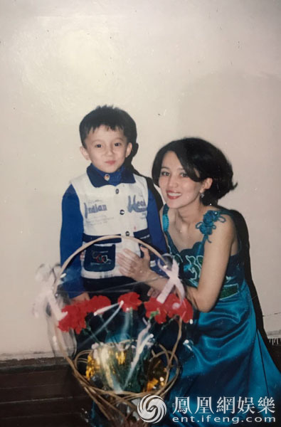 《歌手》迪玛希童年萌照曝光  网友：全家都是高颜值