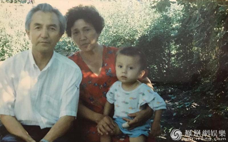 《歌手》迪玛希童年萌照曝光  网友：全家都是高颜值