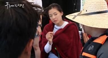 全智贤水下紧绑鱼尾,脸色发白淋热水取暖