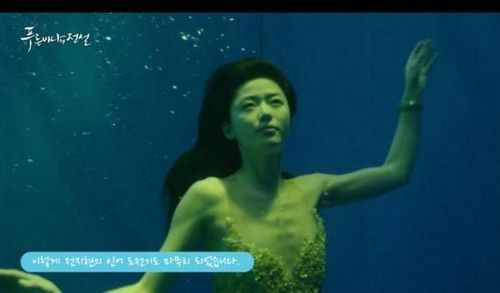 全智贤水下紧绑鱼尾,脸色发白淋热水取暖