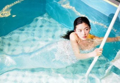 全智贤水下紧绑鱼尾,脸色发白淋热水取暖