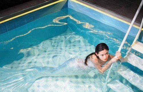 全智贤水下紧绑鱼尾,脸色发白淋热水取暖