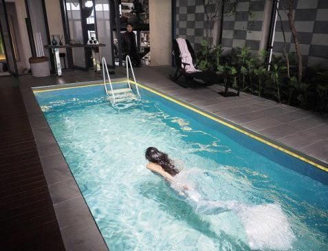 全智贤水下紧绑鱼尾,脸色发白淋热水取暖