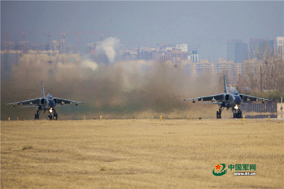 “飞豹”穿越云海 只为守护人海中的我们 “飞豹”穿越云海 只为守护人海中的我们