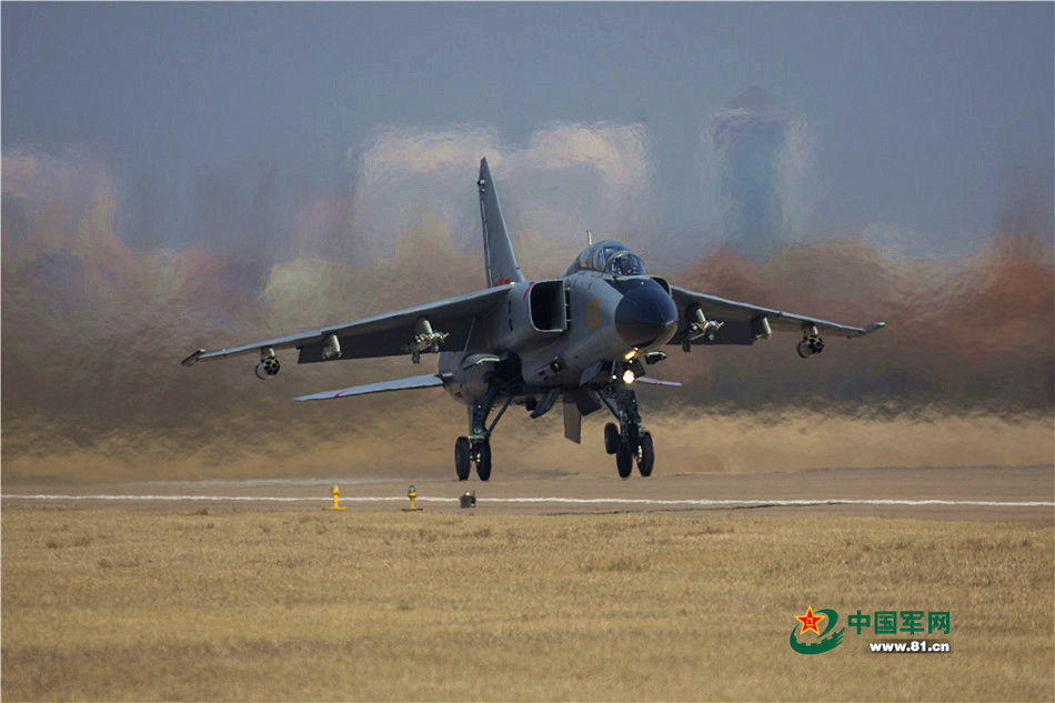 “飞豹”穿越云海 只为守护人海中的我们 “飞豹”穿越云海 只为守护人海中的我们