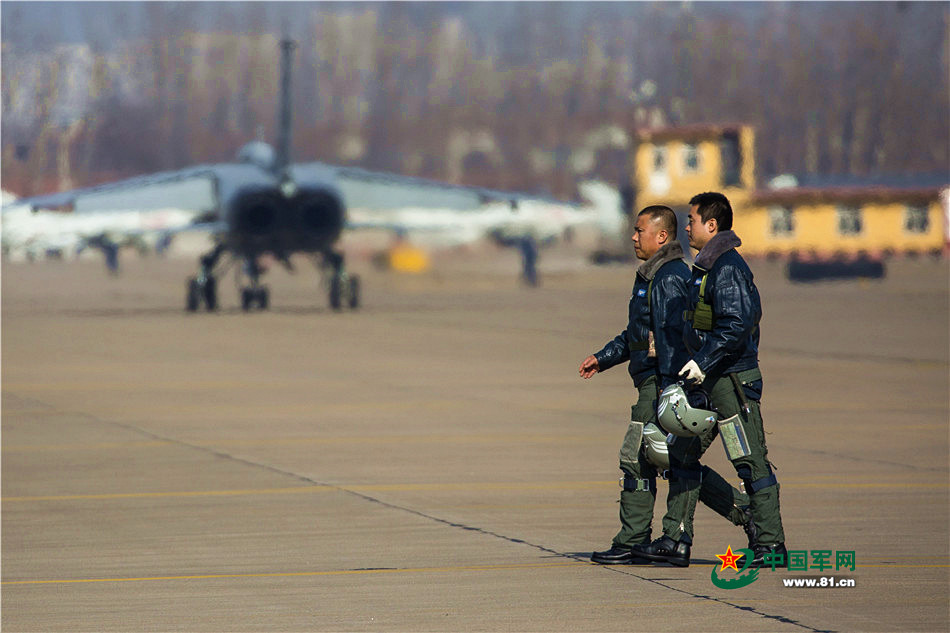 “飞豹”穿越云海 只为守护人海中的我们 “飞豹”穿越云海 只为守护人海中的我们