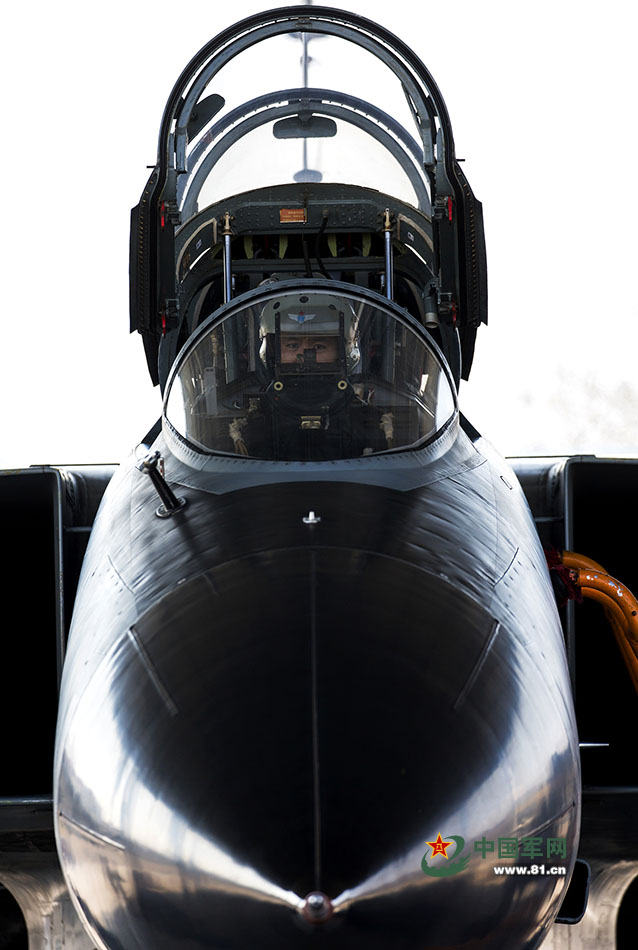 “飞豹”穿越云海 只为守护人海中的我们 “飞豹”穿越云海 只为守护人海中的我们