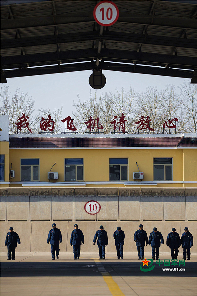 “飞豹”穿越云海 只为守护人海中的我们 “飞豹”穿越云海 只为守护人海中的我们