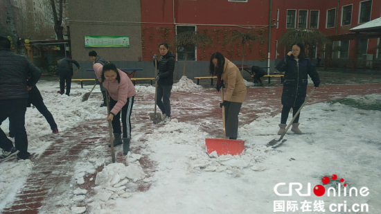 石家莊市沿東小學開展掃雪除冰活動