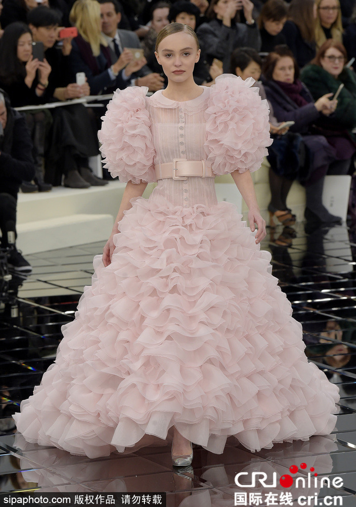 德普女儿独得老佛爷恩宠 获搀扶走秀变粉红小公举