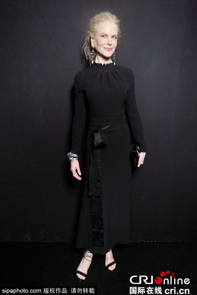 妮可·基德曼着黑裙优雅亮相时装周 获搀扶显大牌