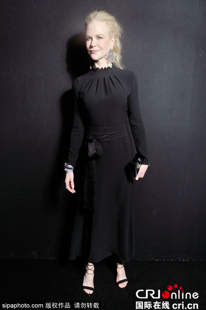 妮可·基德曼着黑裙优雅亮相时装周 获搀扶显大牌