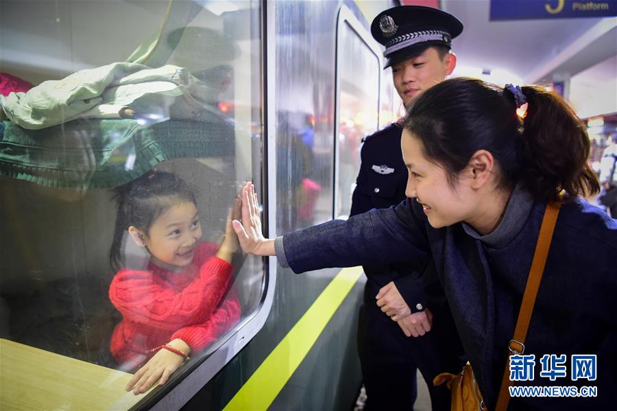 铁警夫妻的春运生活