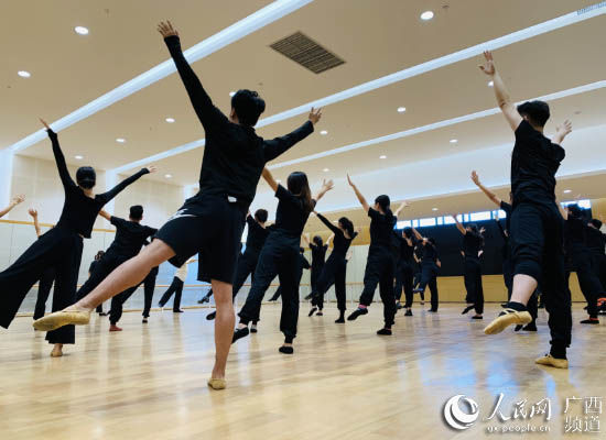 广西大学举办“法国贾克·乐寇训练法”表演大师班