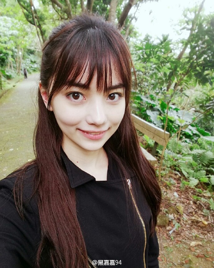 围棋靓丽女神黑嘉嘉 微博首秀一字马