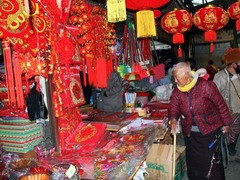 四川理塘：藏族群众采购年货忙