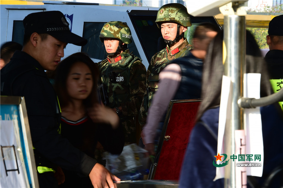 武警护航春运 巡逻日均四万步