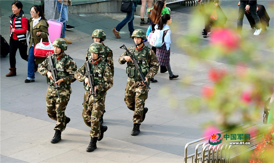 武警护航春运 巡逻日均四万步