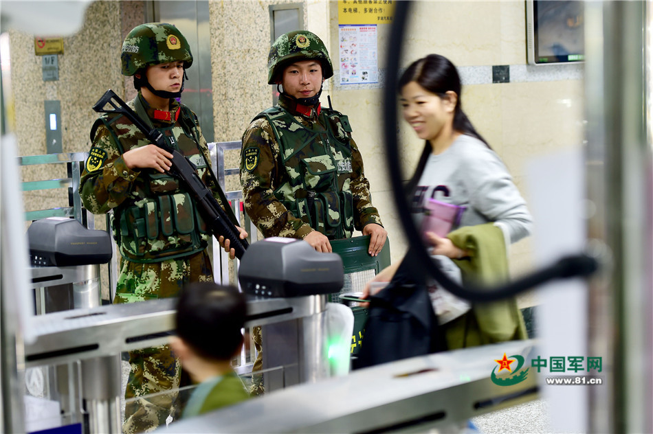 武警护航春运 巡逻日均四万步