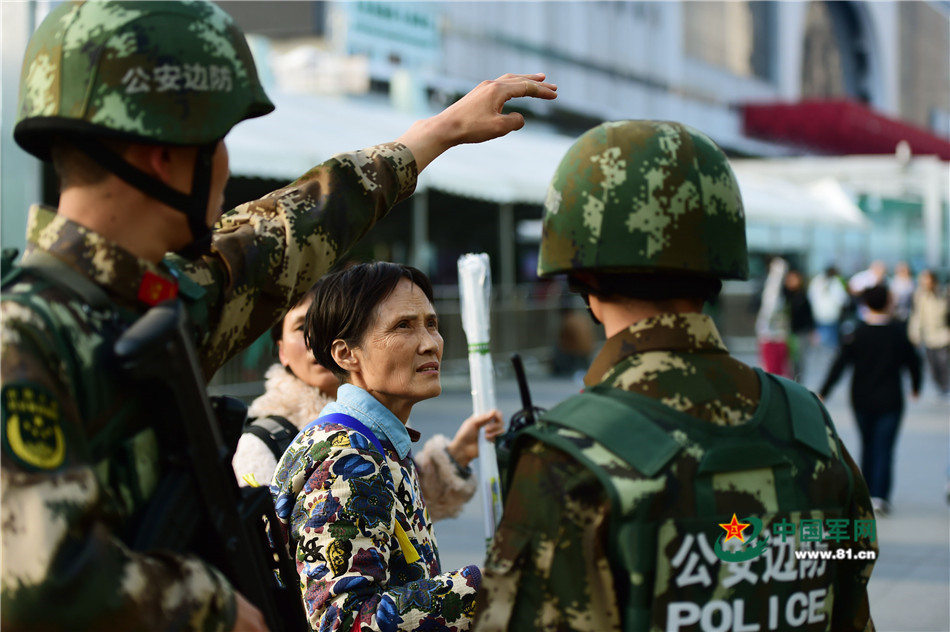 武警护航春运 巡逻日均四万步