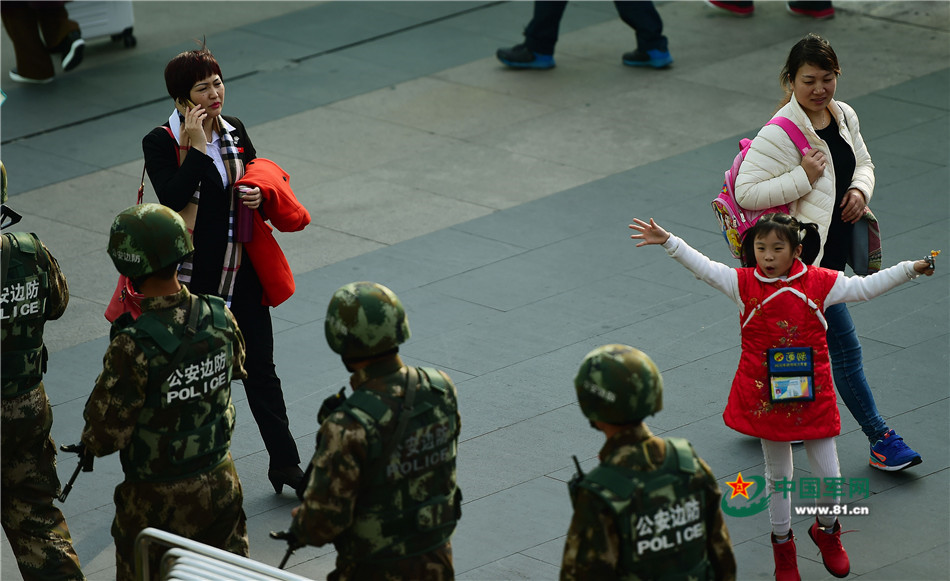 武警护航春运 巡逻日均四万步