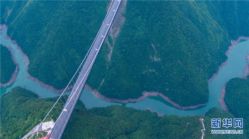 航拍“全球十大險橋”之湖北四渡河大橋