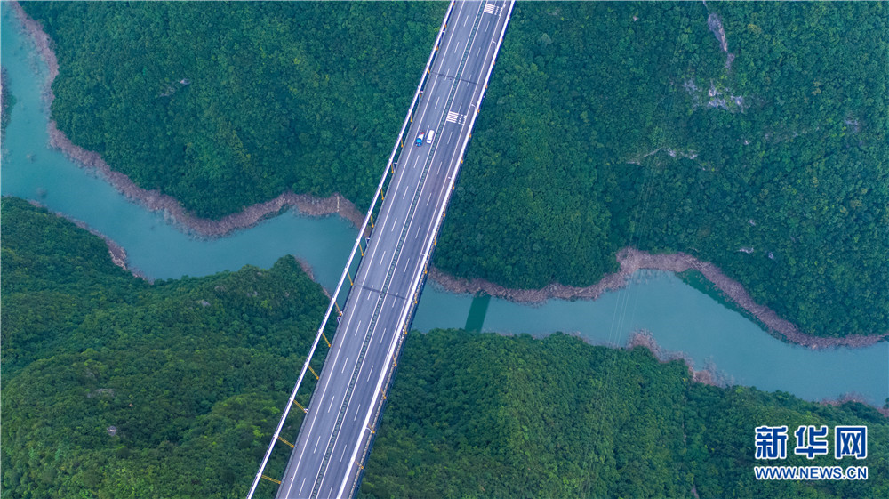 航拍“全球十大險橋”之湖北四渡河大橋