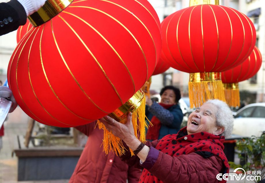 【网络媒体走转改】“金鸡”送温暖 红红火火过大年