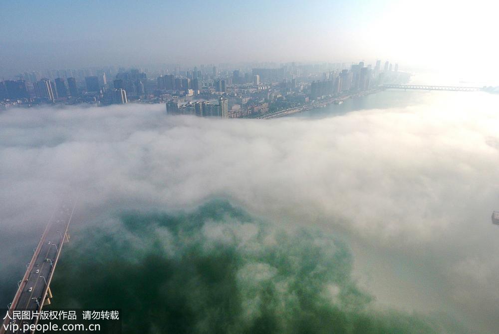 湖北襄阳：航拍汉江平流雾如临仙境