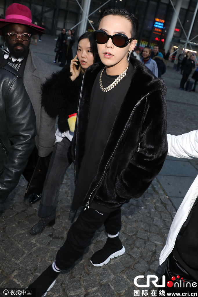 权志龙一袭黑衣帅气现身遭粉丝跟拍人气旺