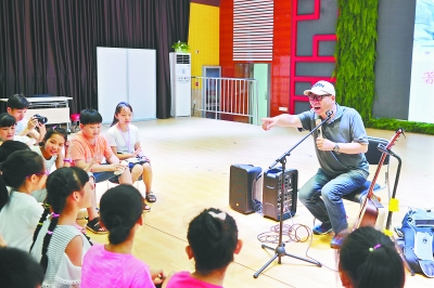 音乐人冯翔给小学生上课 孩子们现场创作“太好听了”
