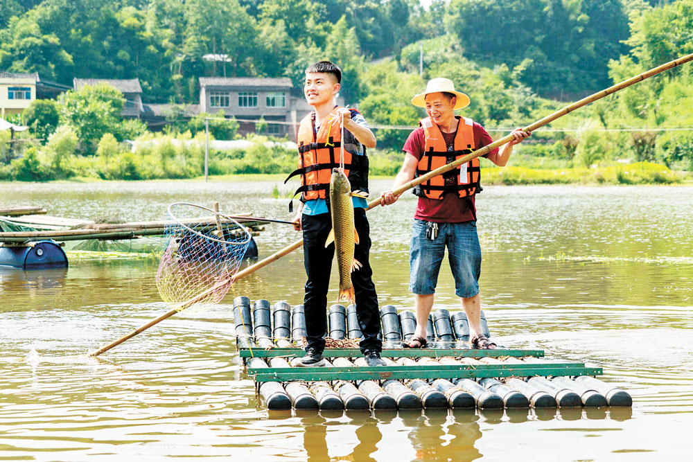 【焦点图】返乡大学生陈孟杰与他的“池海湿地”