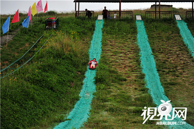 草原"滑场飞车" 体验速度与激情