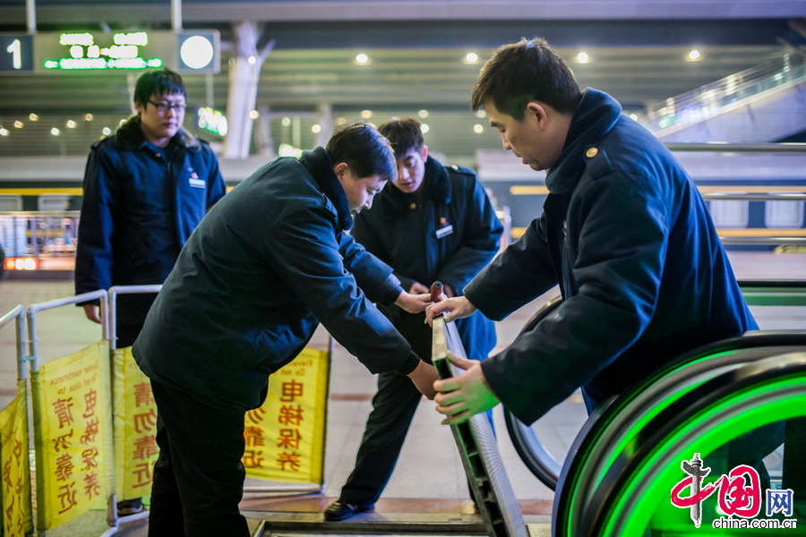 除夕坚守铁路人 你们幸福我快乐